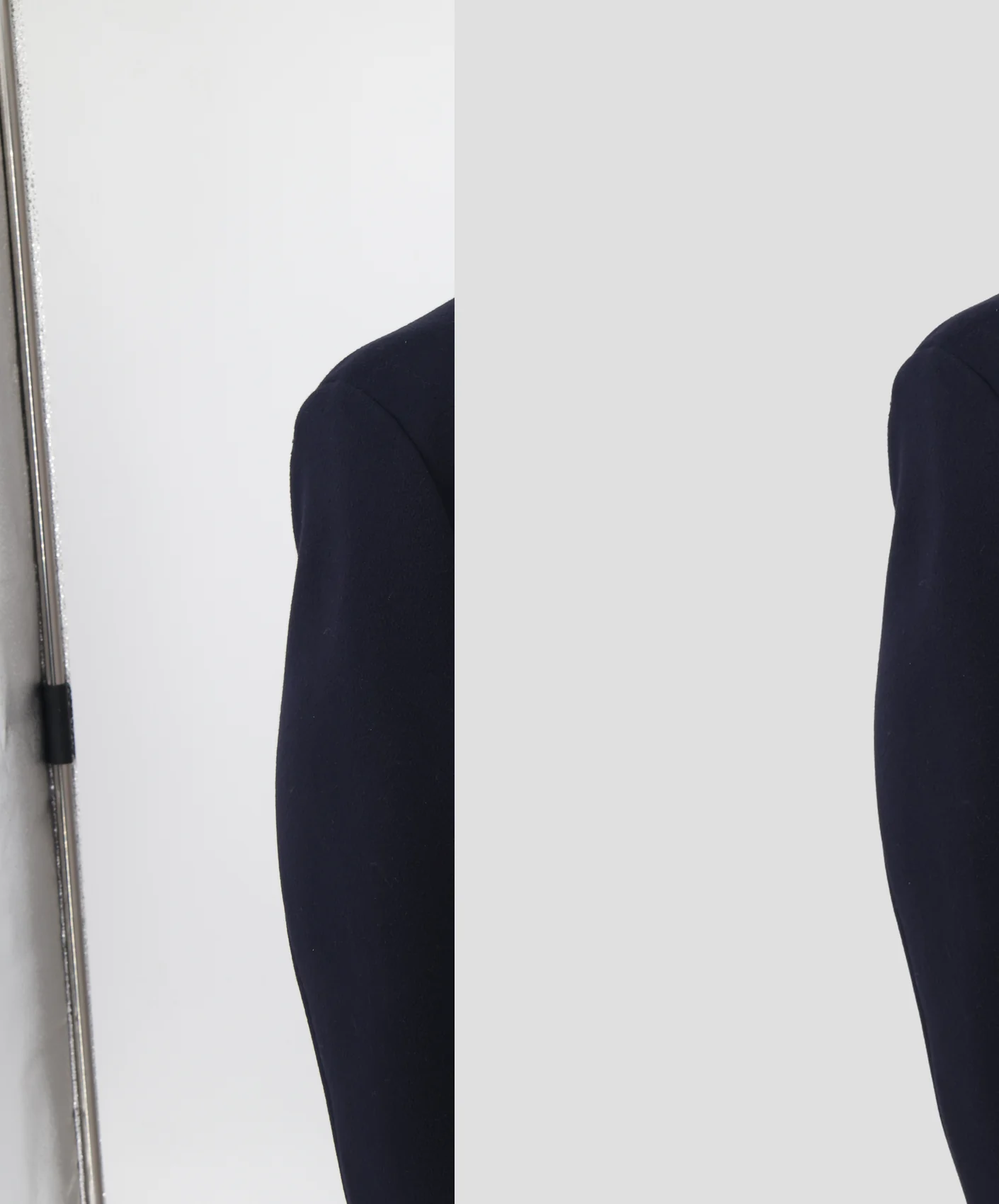Dettaglio della spalla di un cappotto blu: a sinistra lo stativo con la pinza nera accanto al capo, a destra lo stesso punto su fondo pulito