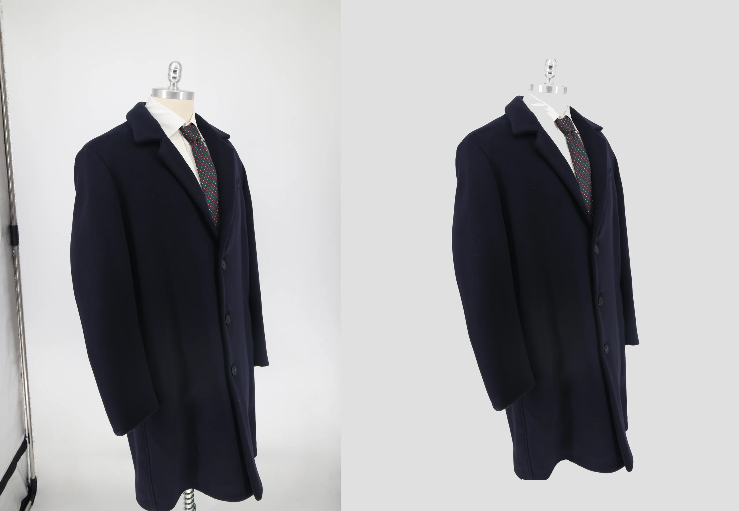 Cappotto blu di tre quarti prima e dopo: a sinistra il fondale e lo stativo dello studio, a destra il capo isolato su fondo grigio uniforme e ricentrato