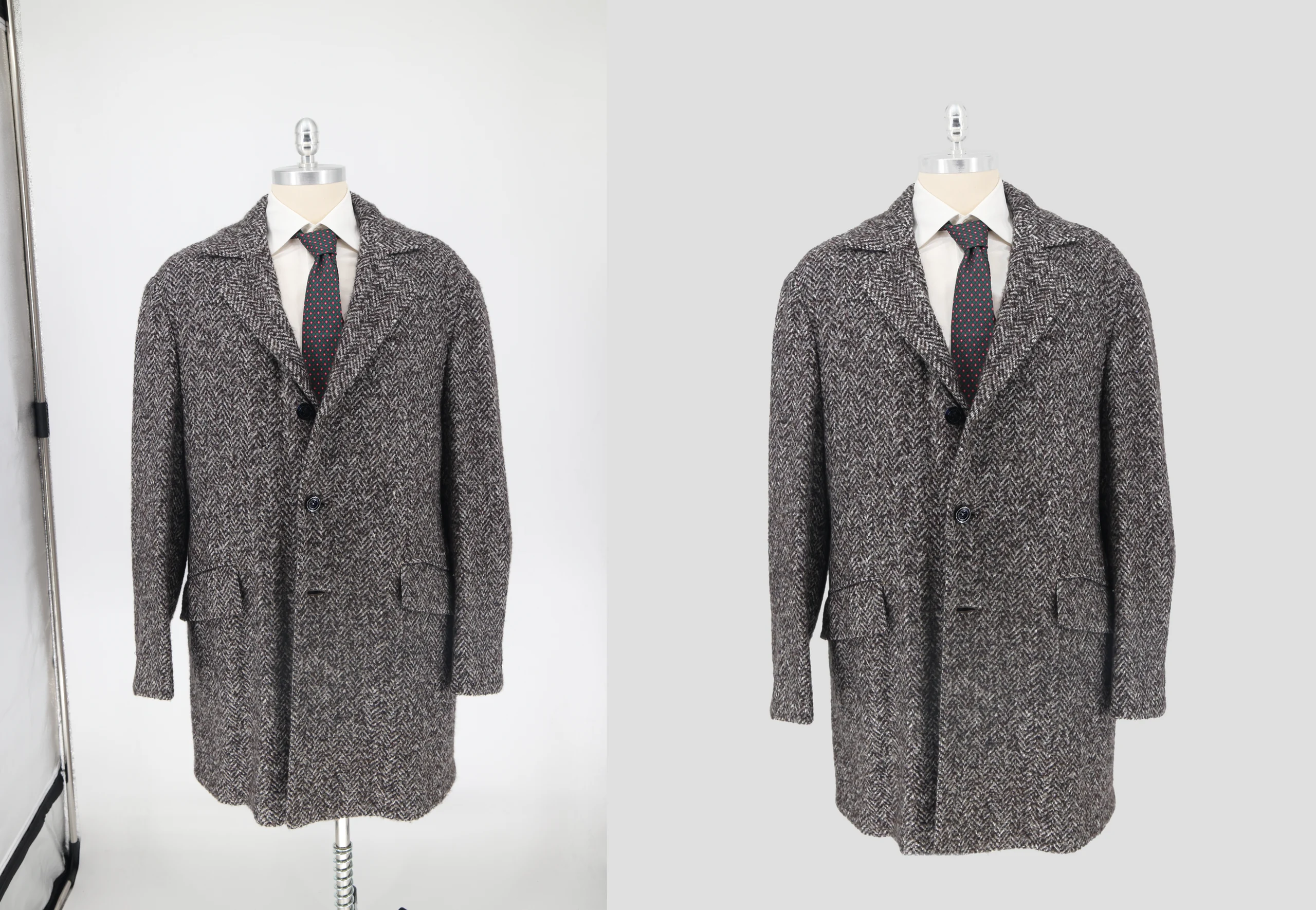 Cappotto monopetto in tweed spinato grigio chiaro: a sinistra lo scatto originale con l'attrezzatura in vista, a destra il capo su fondo pulito