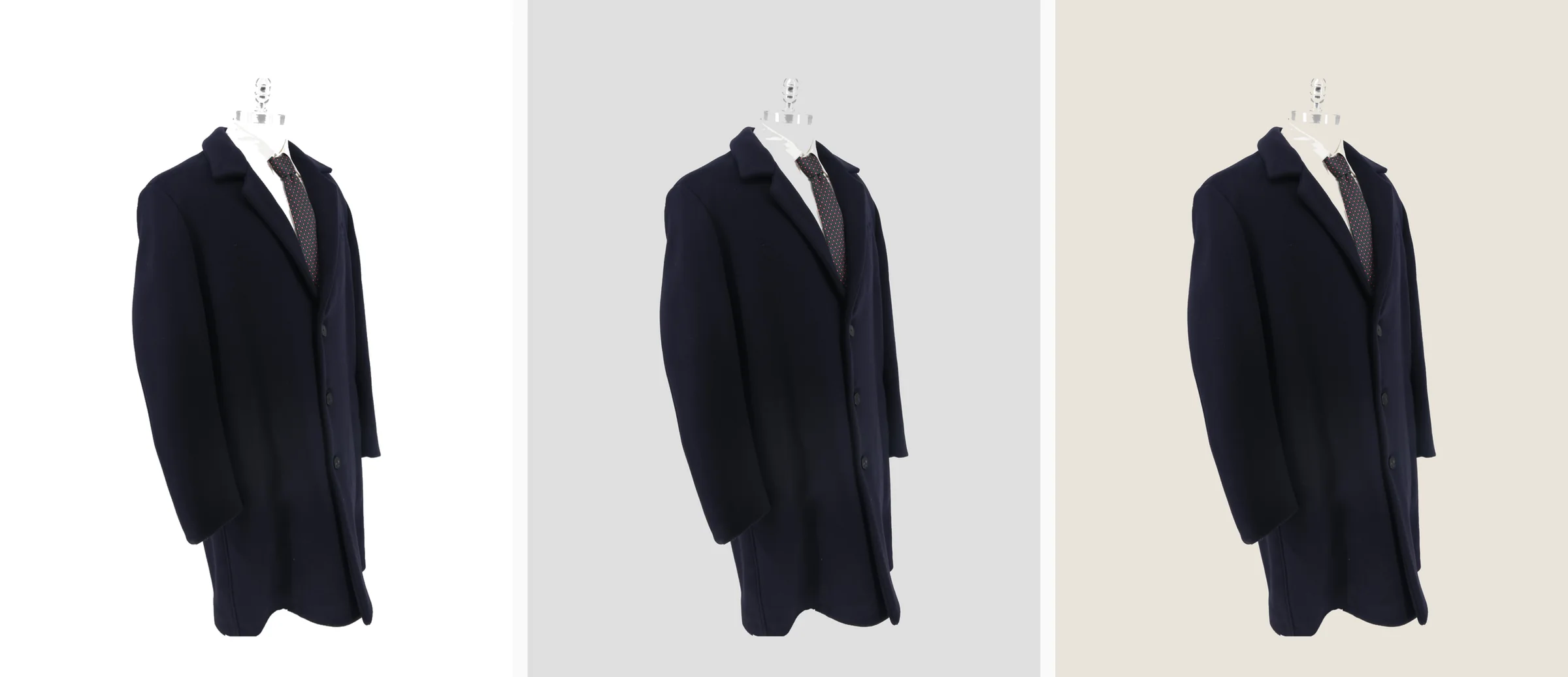 Lo stesso cappotto blu ripetuto su tre fondi diversi: bianco puro a sinistra, grigio chiaro al centro, beige caldo a destra
