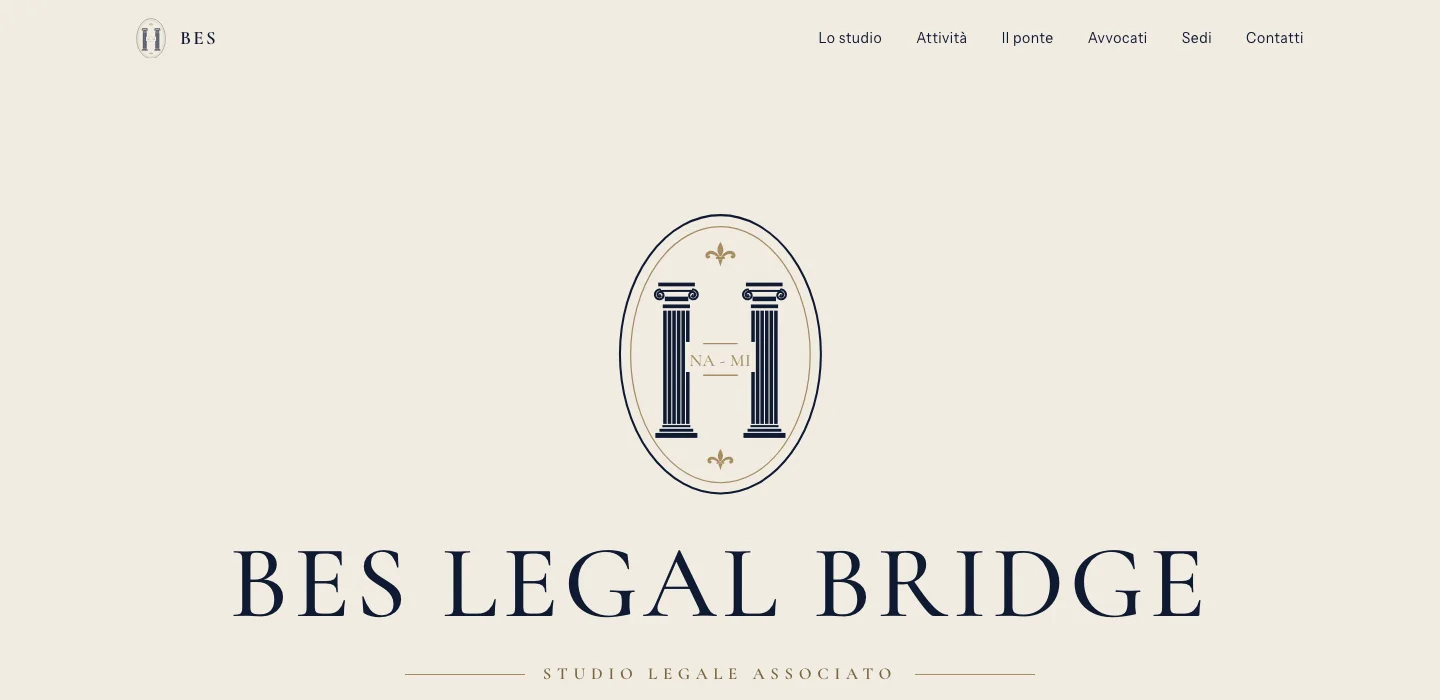 In alto il menu: Lo studio, Attività, Il ponte, Avvocati, Sedi, Contatti; al centro l’emblema a due colonne, con le lettere “NA - MI”, e la scritta “BES Legal Bridge, Studio Legale Associato”.